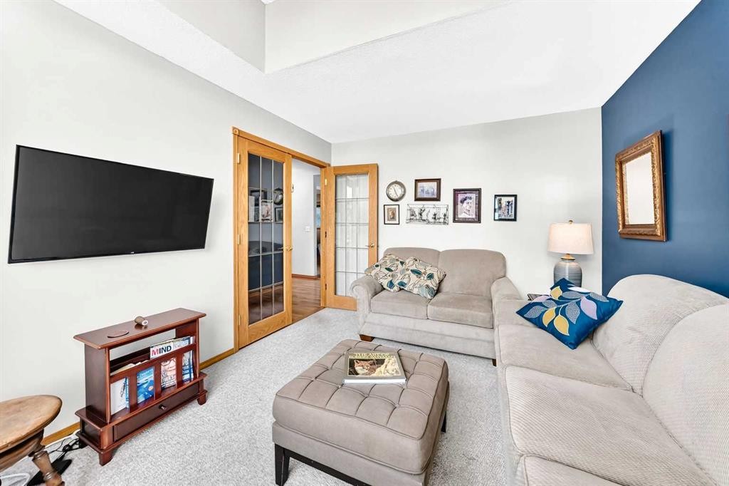 94 Hathaway Lane, Lacombe, AB - Indoor Photo Showing Living Room