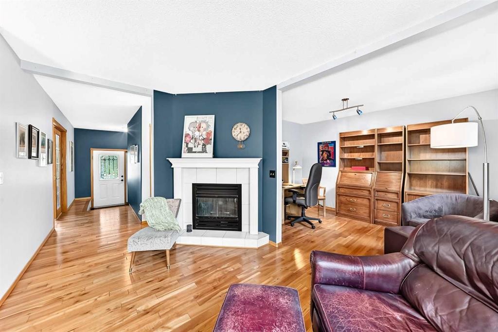 94 Hathaway Lane, Lacombe, AB - Indoor Photo Showing Living Room With Fireplace