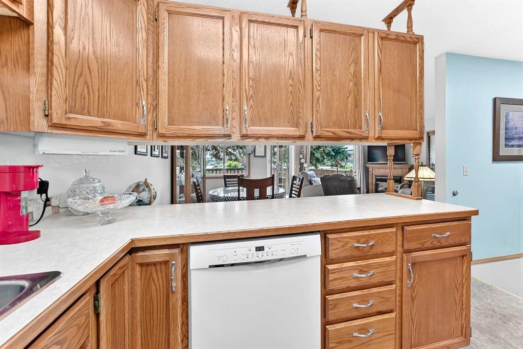 37-2821 Botterill Crescent, Red Deer, AB - Indoor Photo Showing Kitchen