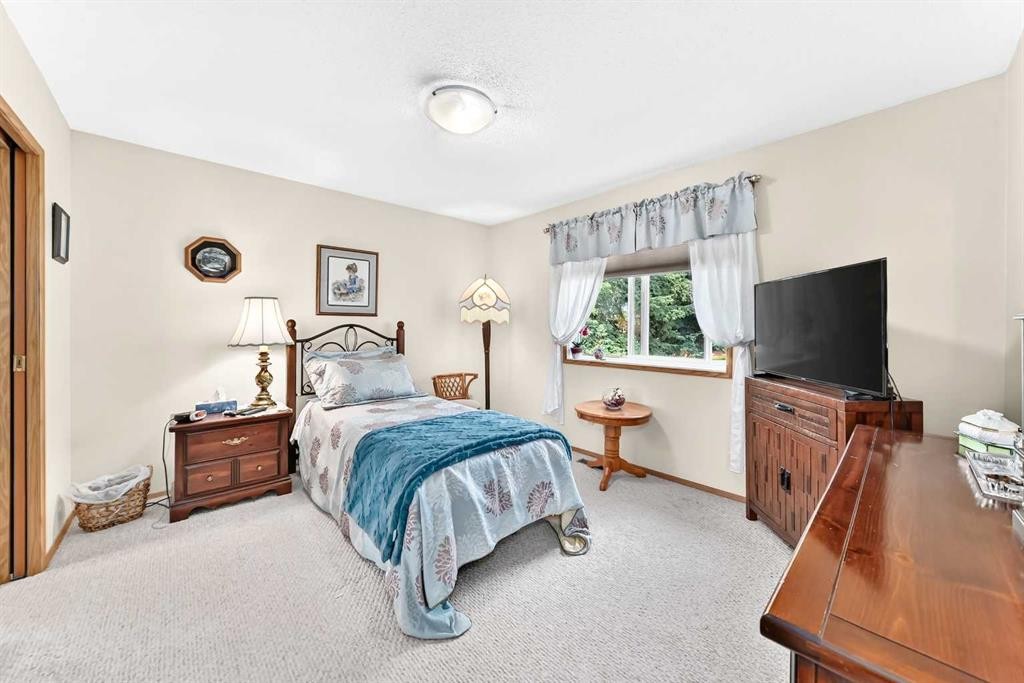 37-2821 Botterill Crescent, Red Deer, AB - Indoor Photo Showing Bedroom
