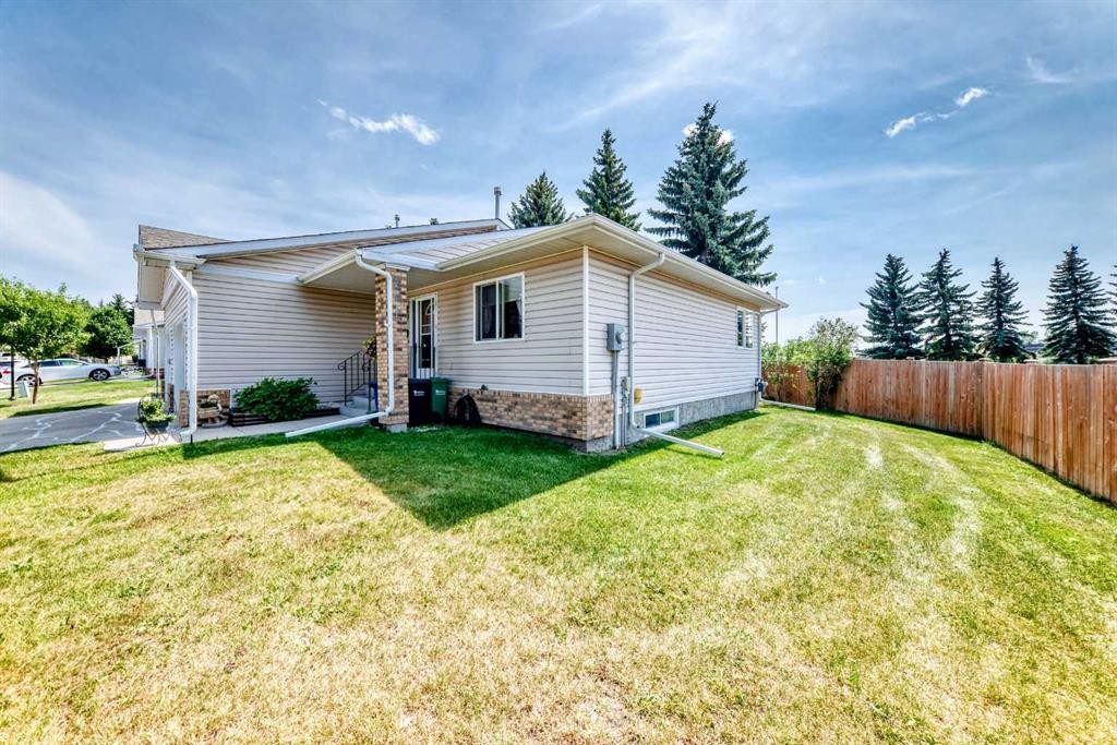 37-2821 Botterill Crescent, Red Deer, AB - Outdoor