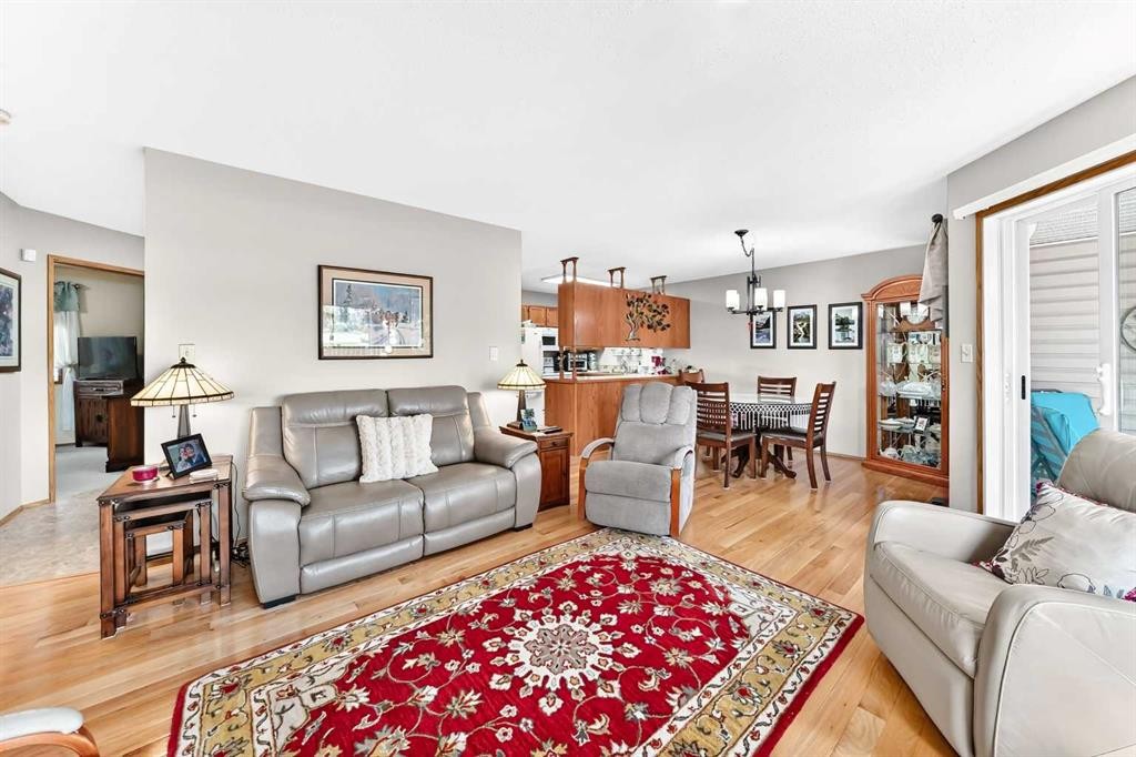 37-2821 Botterill Crescent, Red Deer, AB - Indoor Photo Showing Living Room
