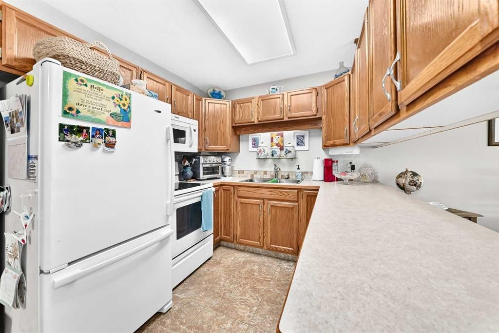 37-2821 Botterill Crescent, Red Deer, AB - Indoor Photo Showing Kitchen With Double Sink