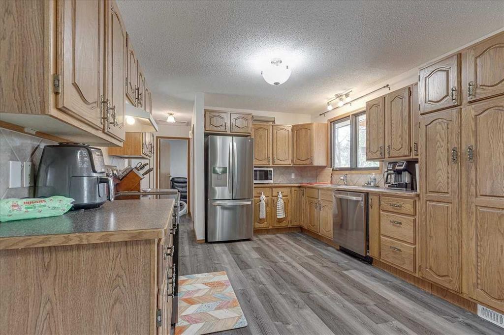 43 Oak Street, Red Deer, AB - Indoor Photo Showing Kitchen