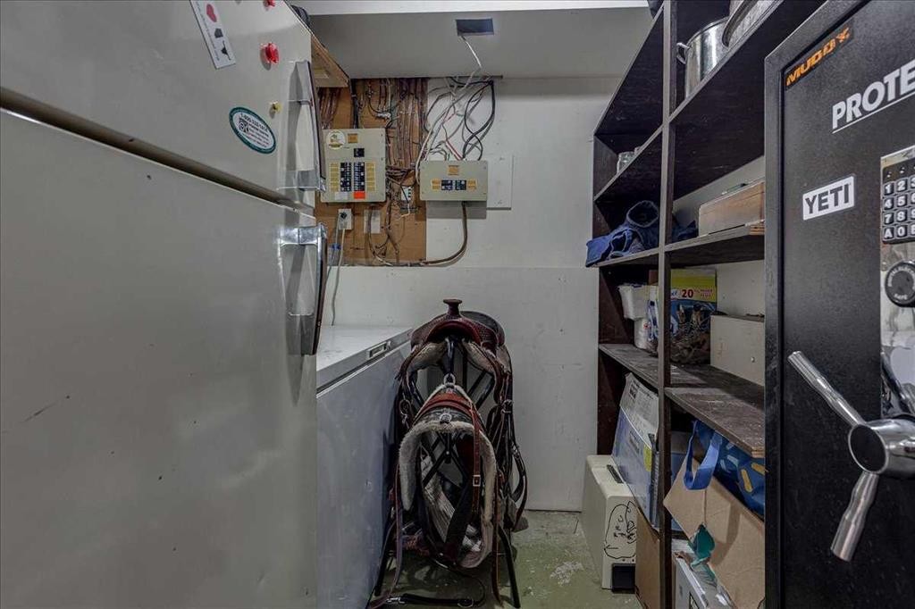 43 Oak Street, Red Deer, AB - Indoor Photo Showing Laundry Room