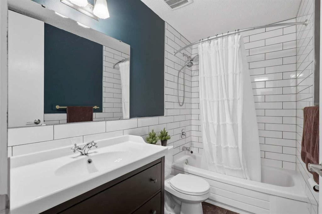 36 Anders Street, Red Deer, AB - Indoor Photo Showing Bathroom