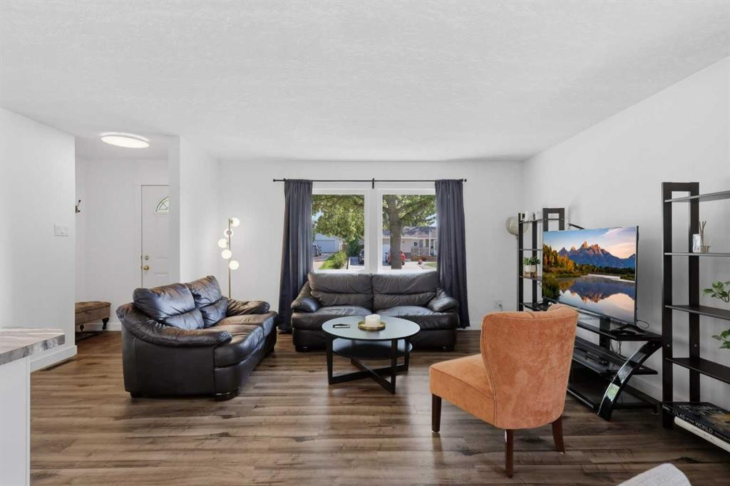 36 Anders Street, Red Deer, AB - Indoor Photo Showing Living Room