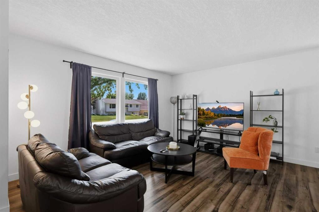 36 Anders Street, Red Deer, AB - Indoor Photo Showing Living Room