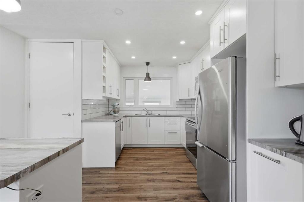 36 Anders Street, Red Deer, AB - Indoor Photo Showing Kitchen With Stainless Steel Kitchen With Upgraded Kitchen