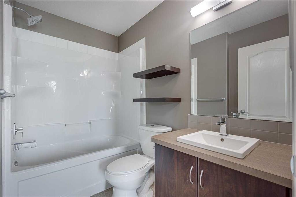 406-30 Carleton Avenue, Red Deer, AB - Indoor Photo Showing Bathroom