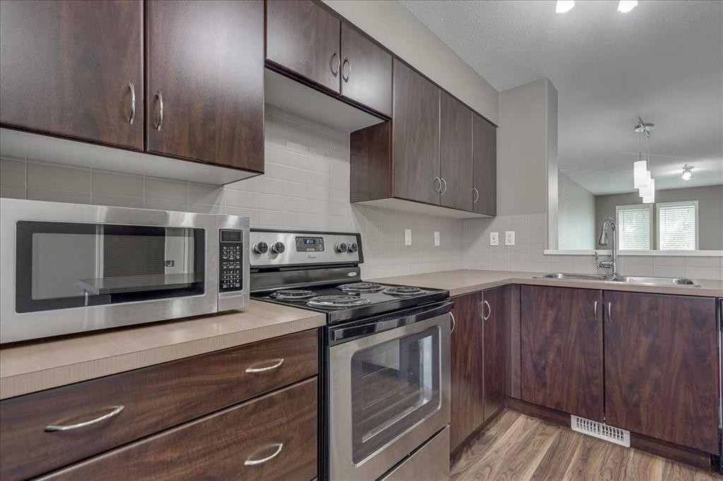 406-30 Carleton Avenue, Red Deer, AB - Indoor Photo Showing Kitchen