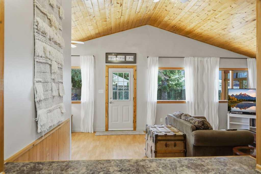 5127 50 A Avenue, Sylvan Lake, AB - Indoor