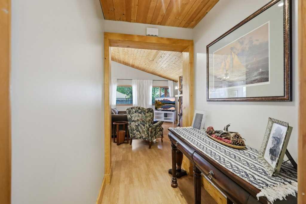 5127 50 A Avenue, Sylvan Lake, AB - Indoor