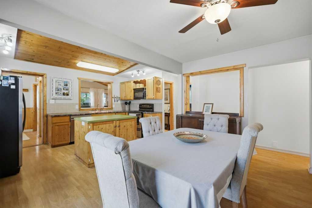 5127 50 A Avenue, Sylvan Lake, AB - Indoor Photo Showing Dining Room