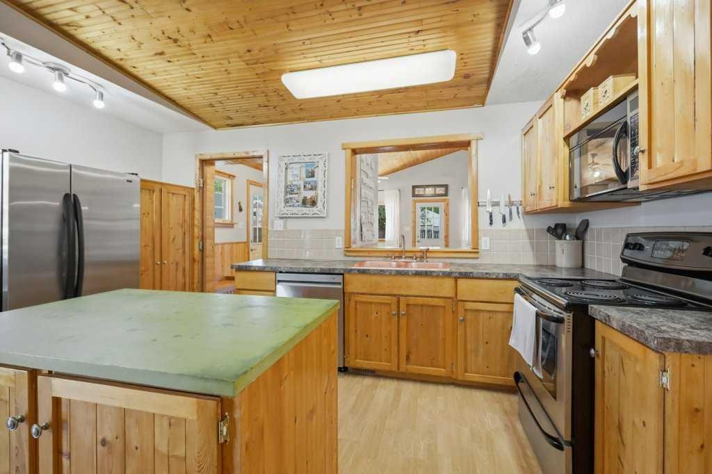 5127 50 A Avenue, Sylvan Lake, AB - Indoor Photo Showing Kitchen