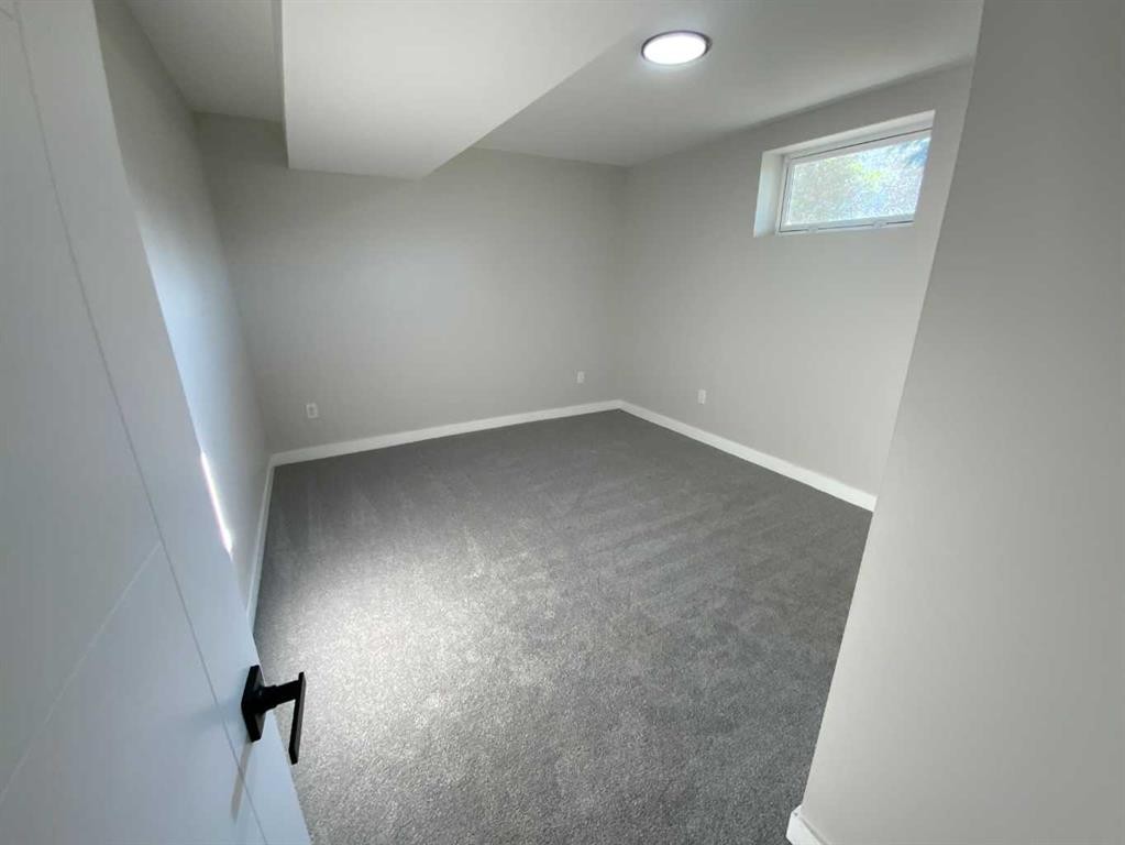 325 Aberdeen Avenue, Carbon, AB - Indoor Photo Showing Other Room