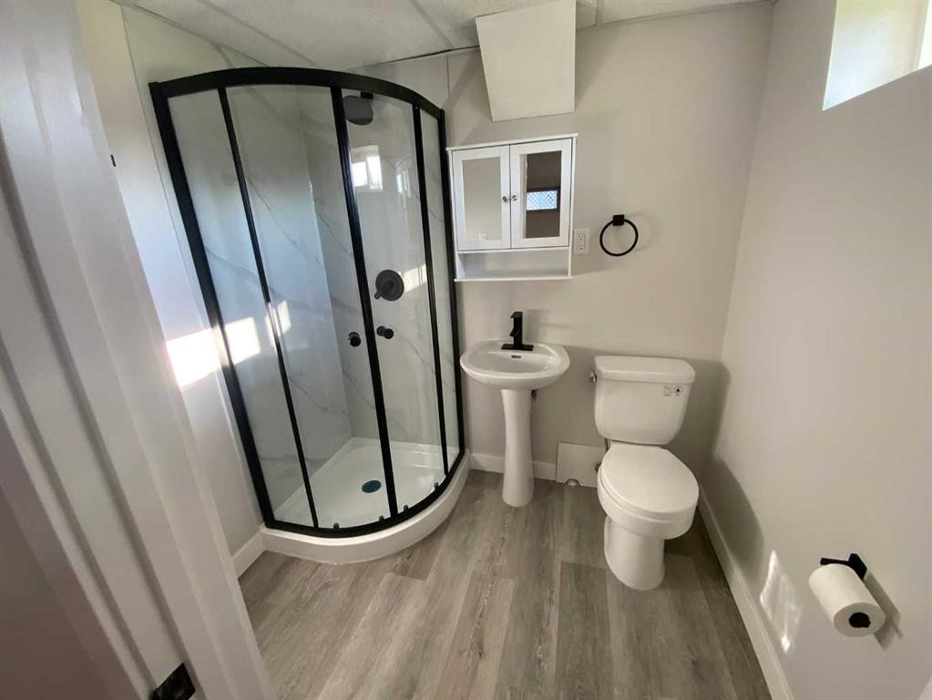 325 Aberdeen Avenue, Carbon, AB - Indoor Photo Showing Bathroom