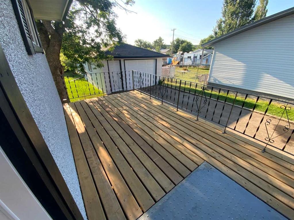 325 Aberdeen Avenue, Carbon, AB - Outdoor With Deck Patio Veranda With Exterior