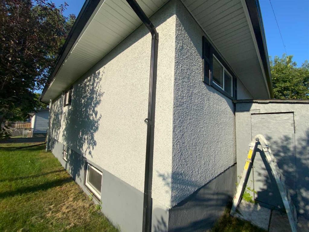 325 Aberdeen Avenue, Carbon, AB - Outdoor With Exterior
