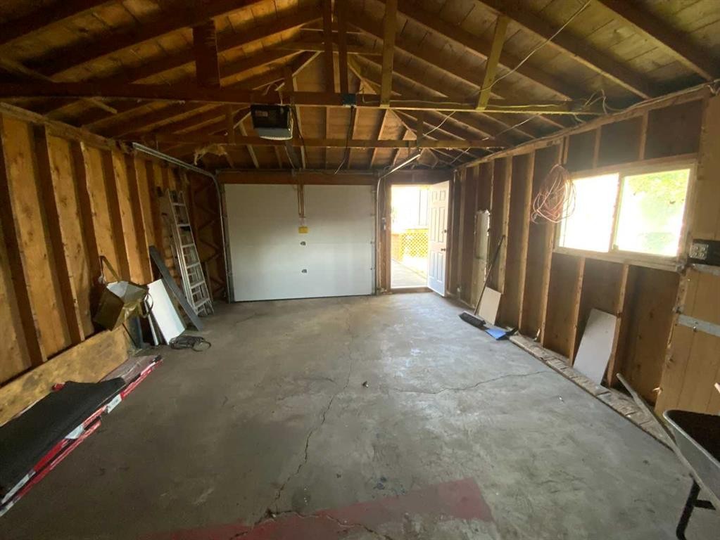 325 Aberdeen Avenue, Carbon, AB - Indoor