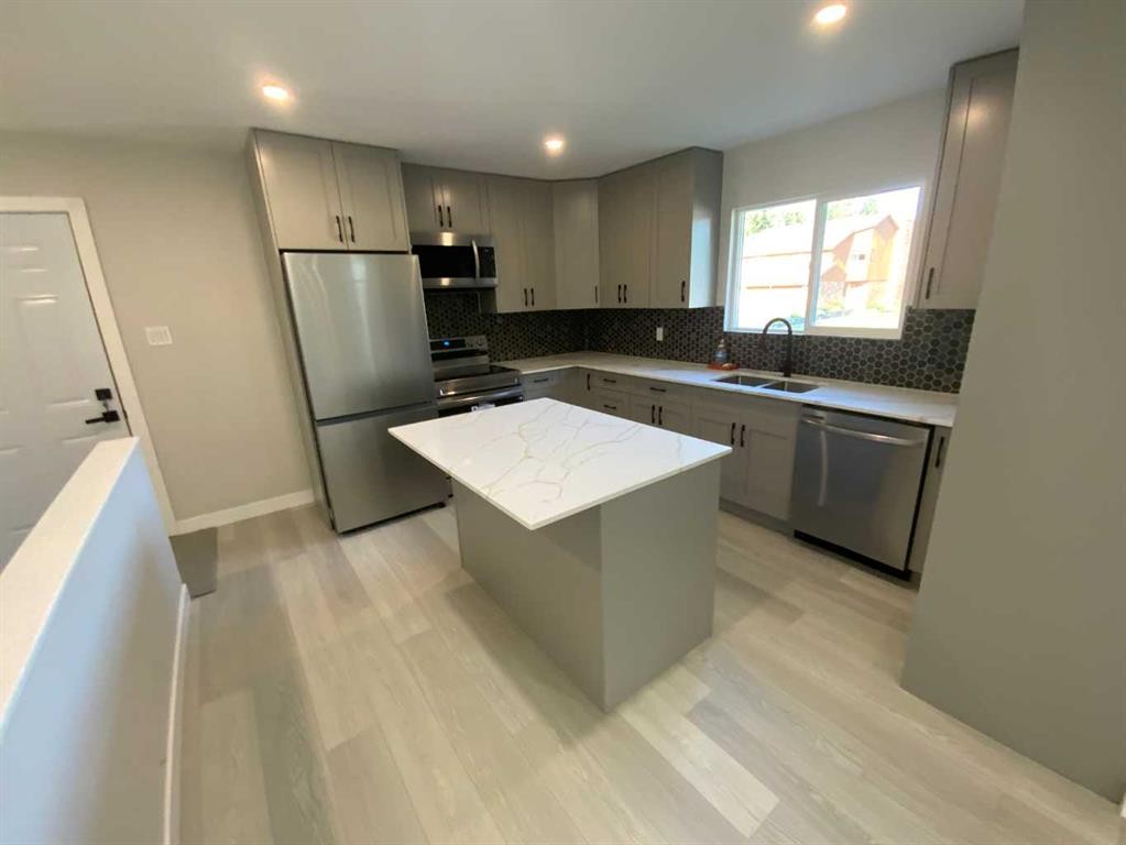 325 Aberdeen Avenue, Carbon, AB - Indoor Photo Showing Kitchen With Double Sink