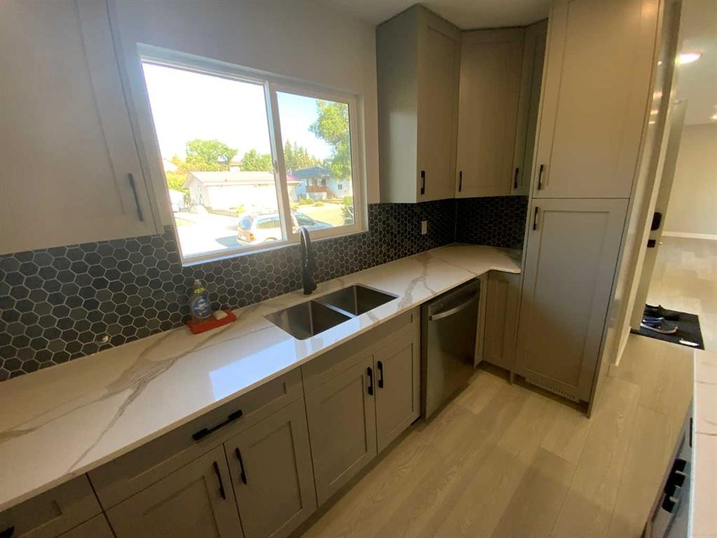 325 Aberdeen Avenue, Carbon, AB - Indoor Photo Showing Kitchen With Double Sink