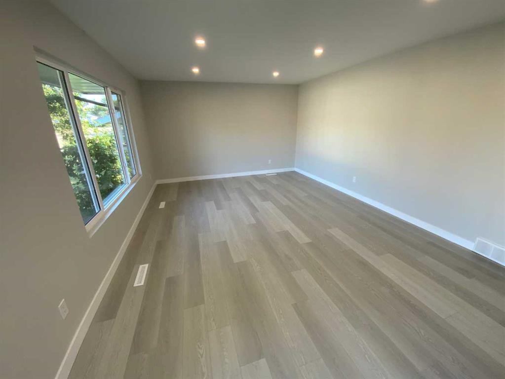 325 Aberdeen Avenue, Carbon, AB - Indoor Photo Showing Other Room
