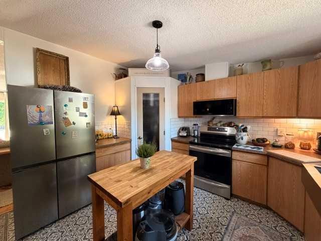 5412 49 A Avenue, Alix, AB - Indoor Photo Showing Kitchen