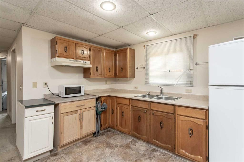 10 Valley Crescent, Lacombe, AB - Indoor Photo Showing Kitchen With Double Sink
