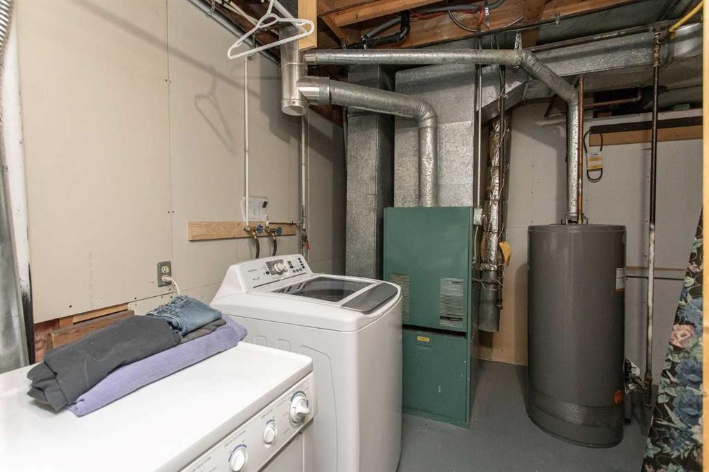 10 Valley Crescent, Lacombe, AB - Indoor Photo Showing Laundry Room