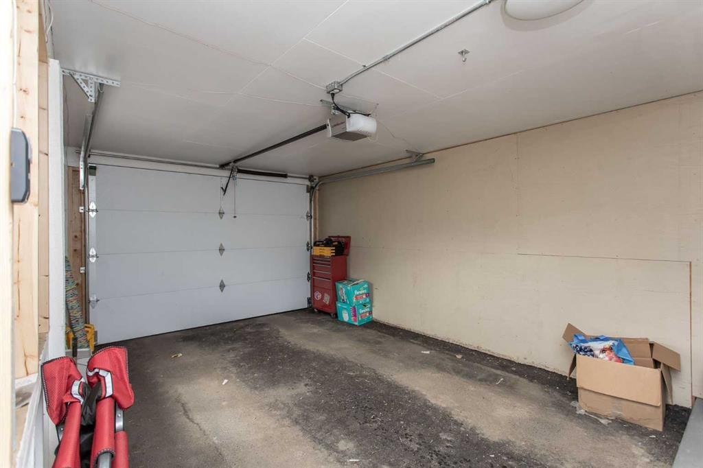 10 Valley Crescent, Lacombe, AB - Indoor Photo Showing Garage