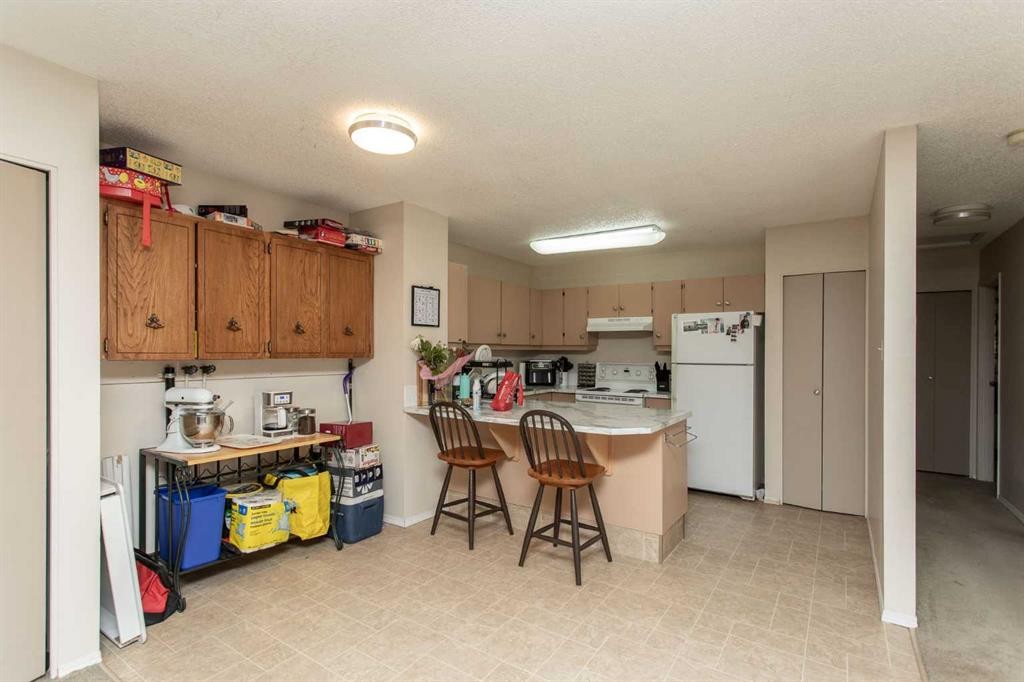 10 Valley Crescent, Lacombe, AB - Indoor Photo Showing Kitchen