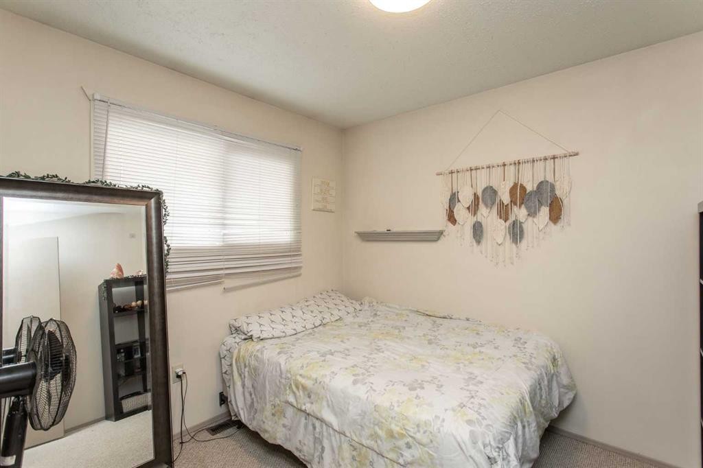 10 Valley Crescent, Lacombe, AB - Indoor Photo Showing Bedroom