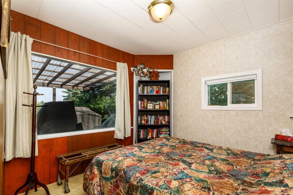 48-40422 Range Road 10, Gull Lake, AB - Indoor Photo Showing Bedroom