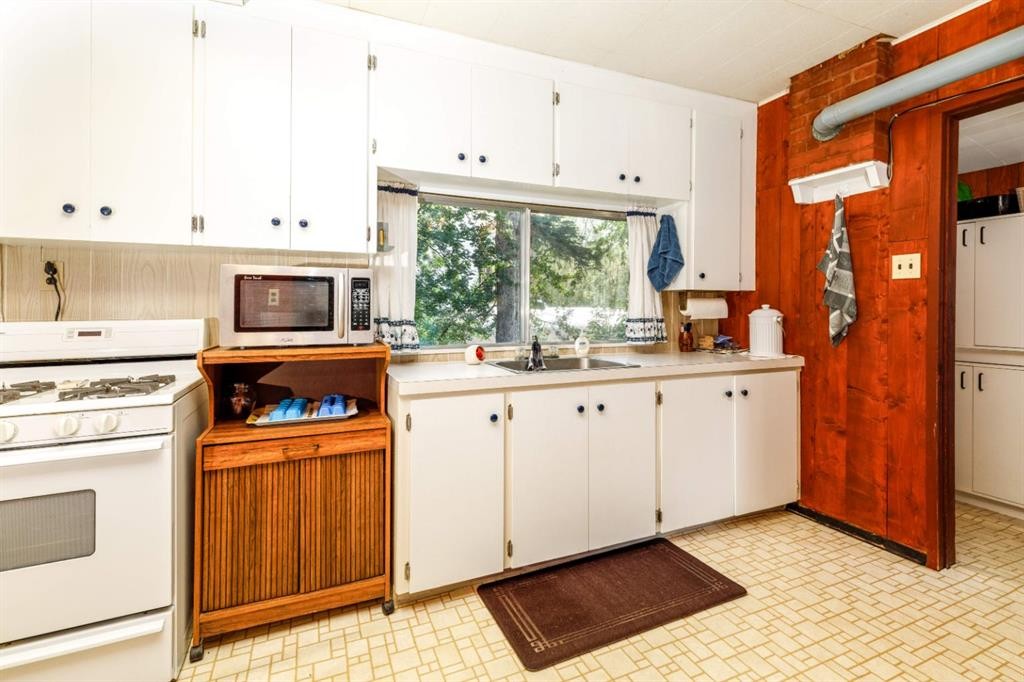 48-40422 Range Road 10, Gull Lake, AB - Indoor Photo Showing Kitchen