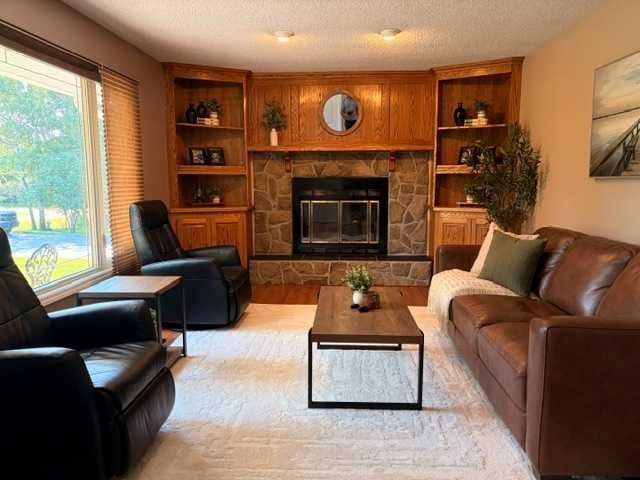 402 East Puffin Street, Pelican Point, AB - Indoor Photo Showing Living Room With Fireplace