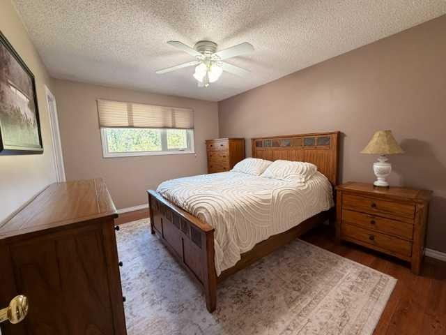 402 East Puffin Street, Pelican Point, AB - Indoor Photo Showing Bedroom