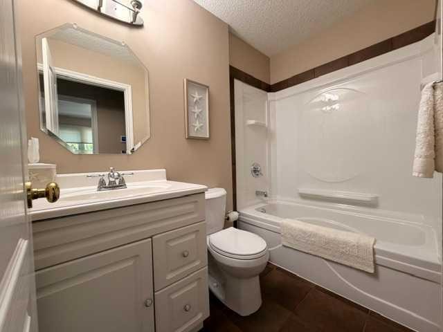 402 East Puffin Street, Pelican Point, AB - Indoor Photo Showing Bathroom
