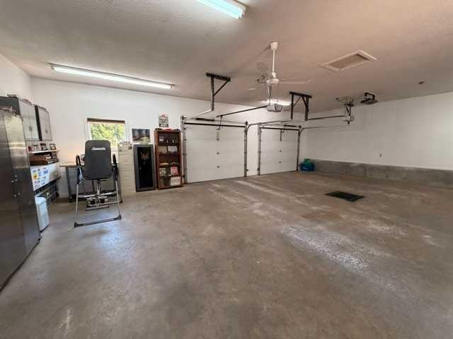 402 East Puffin Street, Pelican Point, AB - Indoor Photo Showing Garage
