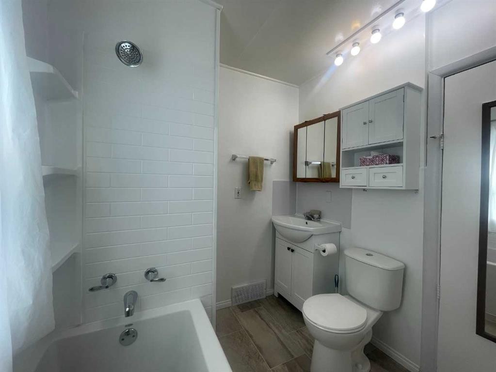 5306 50 Street, Camrose, AB - Indoor Photo Showing Bathroom