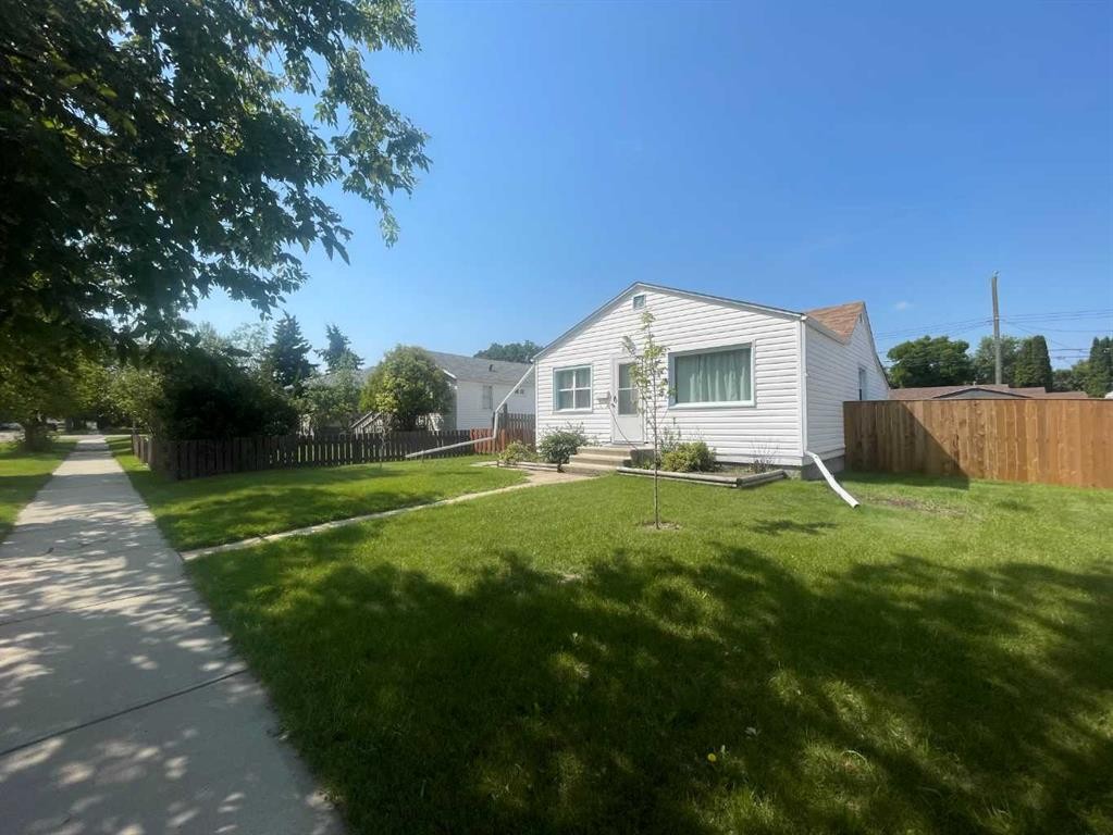 5306 50 Street, Camrose, AB - Outdoor