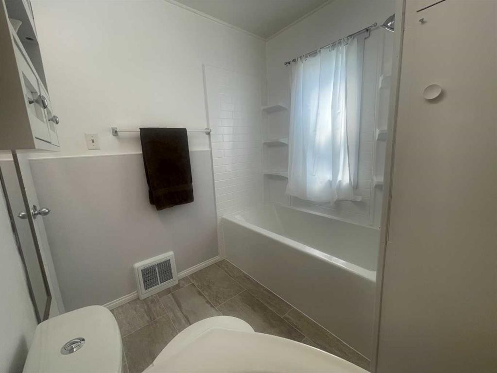 5306 50 Street, Camrose, AB - Indoor Photo Showing Bathroom