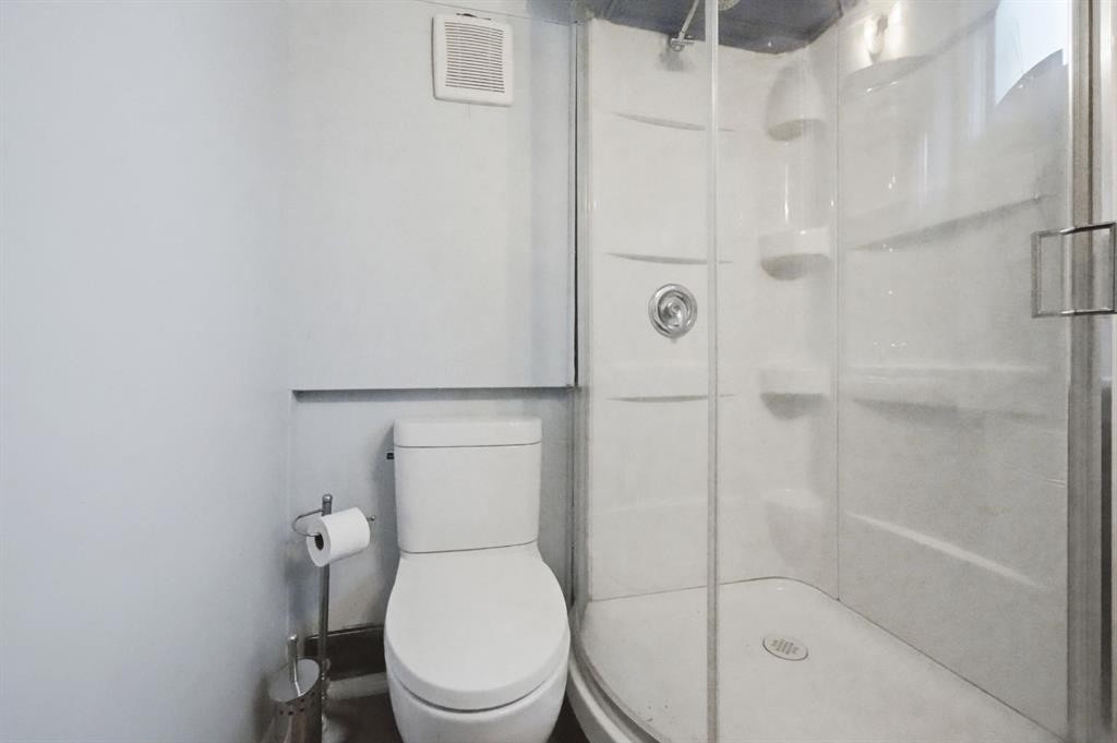 5708 45 Avenue, Red Deer, AB - Indoor Photo Showing Bathroom