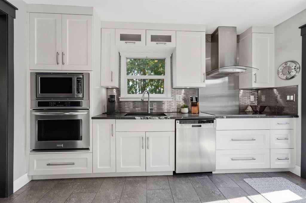 5708 45 Avenue, Red Deer, AB - Indoor Photo Showing Kitchen With Upgraded Kitchen