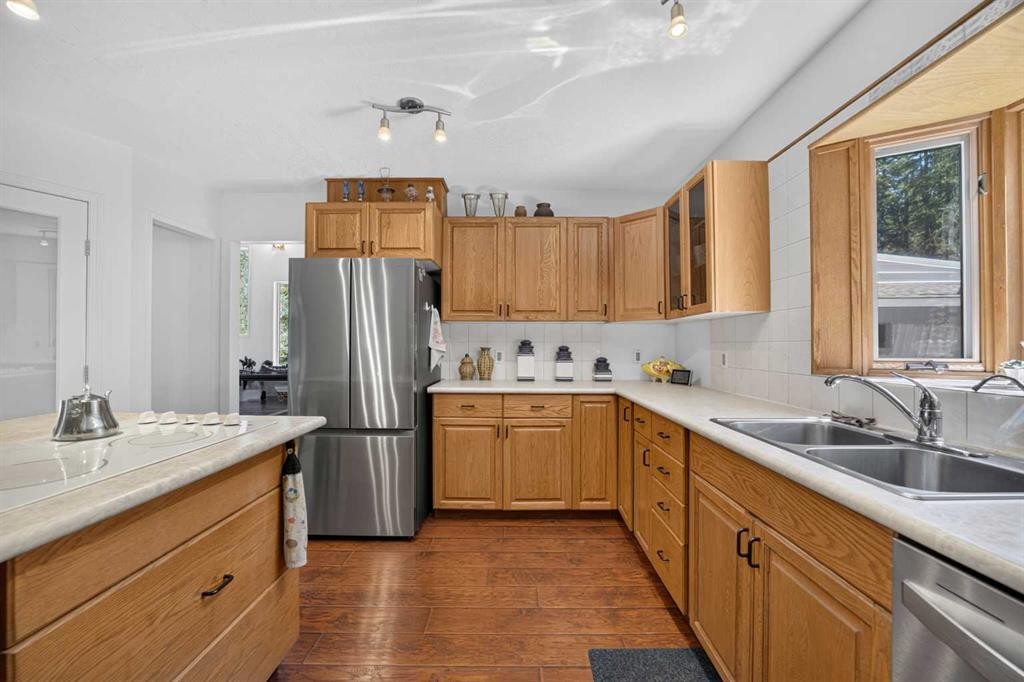 7-32579 Range Road 52, Rural Mountain View County, AB - Indoor Photo Showing Kitchen With Double Sink