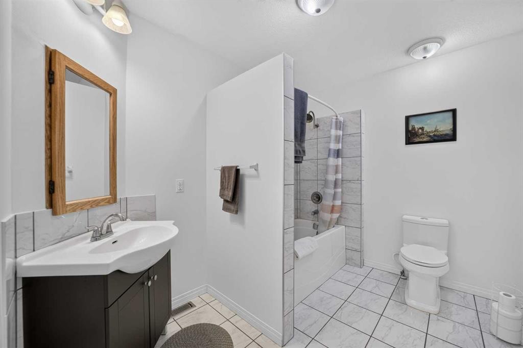 7-32579 Range Road 52, Rural Mountain View County, AB - Indoor Photo Showing Bathroom