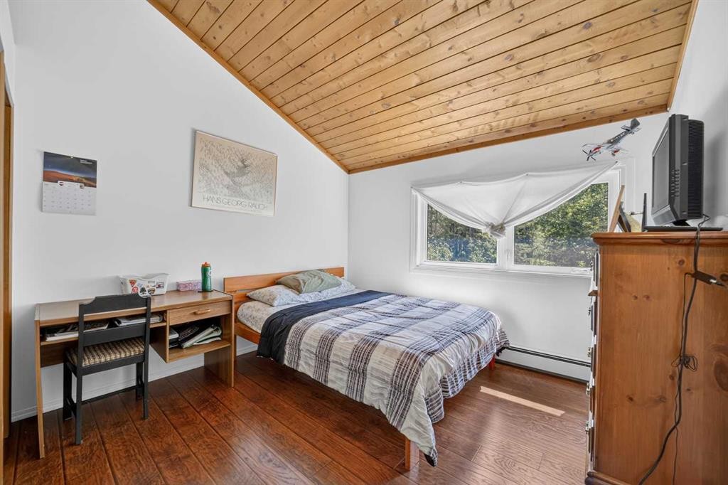 7-32579 Range Road 52, Rural Mountain View County, AB - Indoor Photo Showing Bedroom
