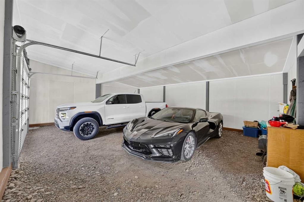 7-32579 Range Road 52, Rural Mountain View County, AB - Indoor Photo Showing Garage