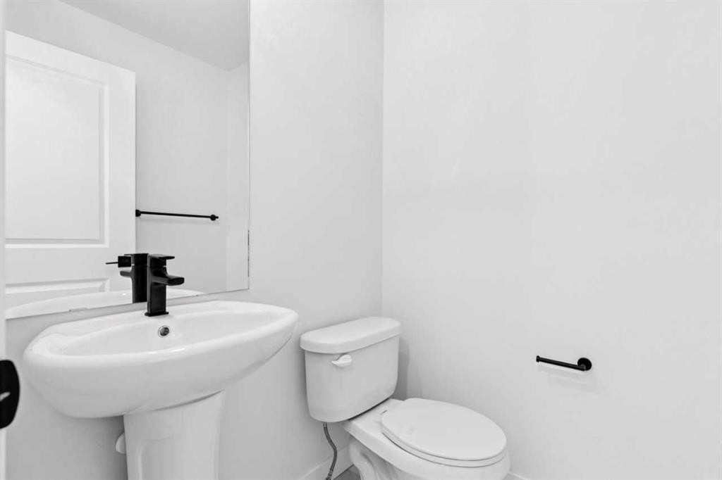 49 Silverton Glen Way Sw, Calgary, AB - Indoor Photo Showing Bathroom
