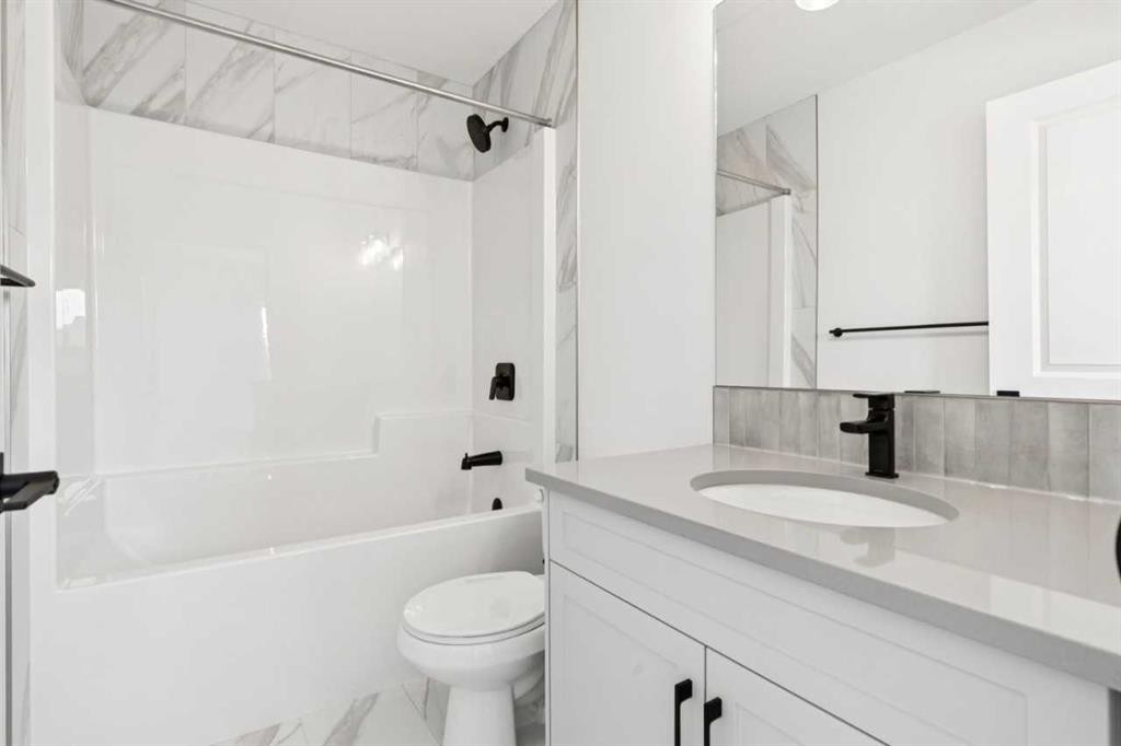 49 Silverton Glen Way Sw, Calgary, AB - Indoor Photo Showing Bathroom